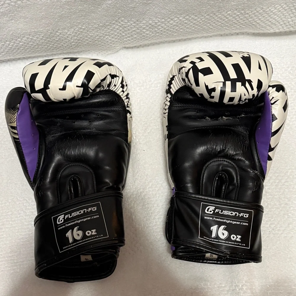 Black and White Boxing Gloves - Picture 2 of 7